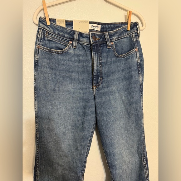 Wrangler Retro Bailey High Rise Flare Jean in Paige Wash - 1011MPFKP - Picture 3 of 7